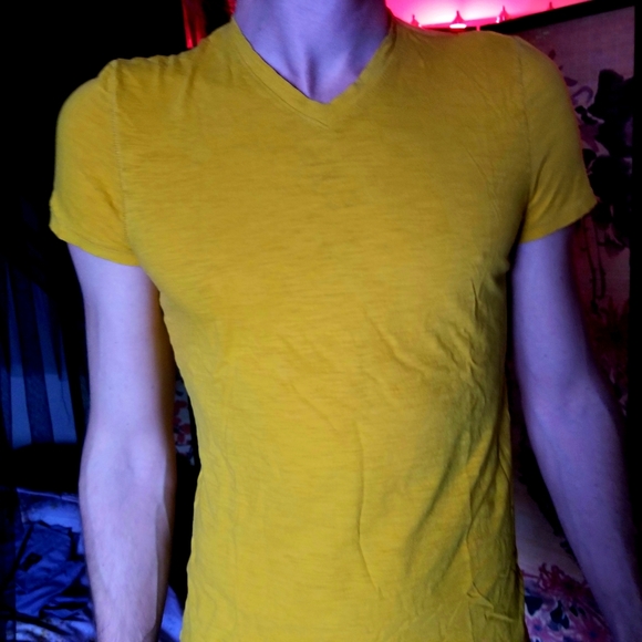 Kenneth Cole Mustard T - Picture 1 of 3